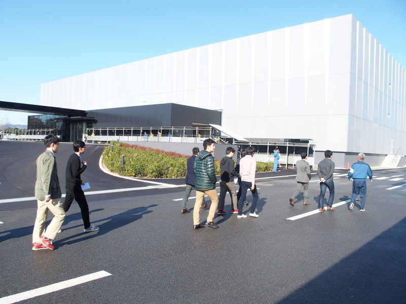 福島第一原発入り口周辺環境　新設された新事務本館と一般視察者