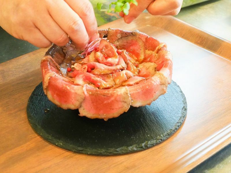 人気メニューだったローストビーフ丼も引き続き味わえる。写真は大盛1,750円（税込）（筆者撮影）