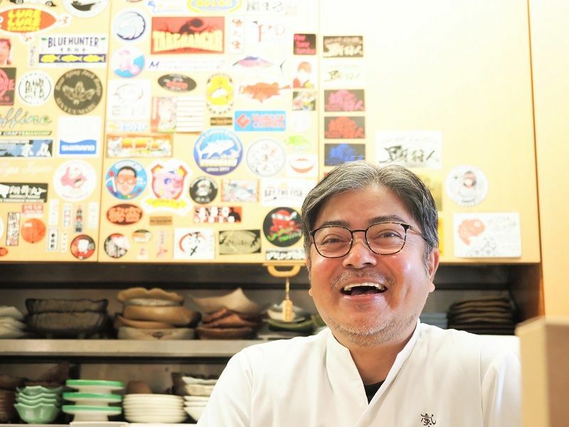 「釣れた魚をSNSにアップし、閲覧者に『これどう料理しようか』と呼びかける場合もある」と語る（筆者撮影）