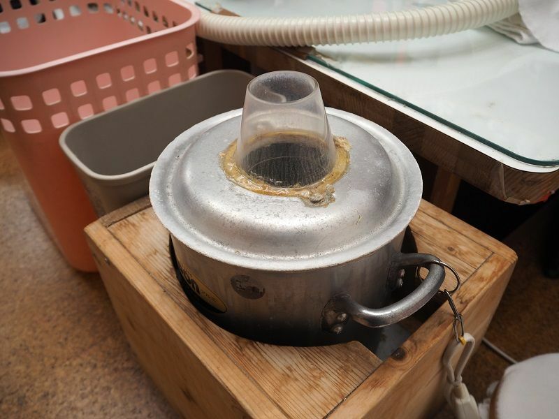 先代が手作りした湯気を発生させる装置。現在も工房で活躍している