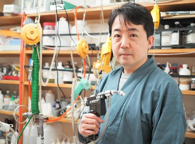 栗田さんの仕事は「染色補正師」。京都には推計約150人の染色補正師がいるという。高齢化や跡継ぎ問題などでその数は減り続けている