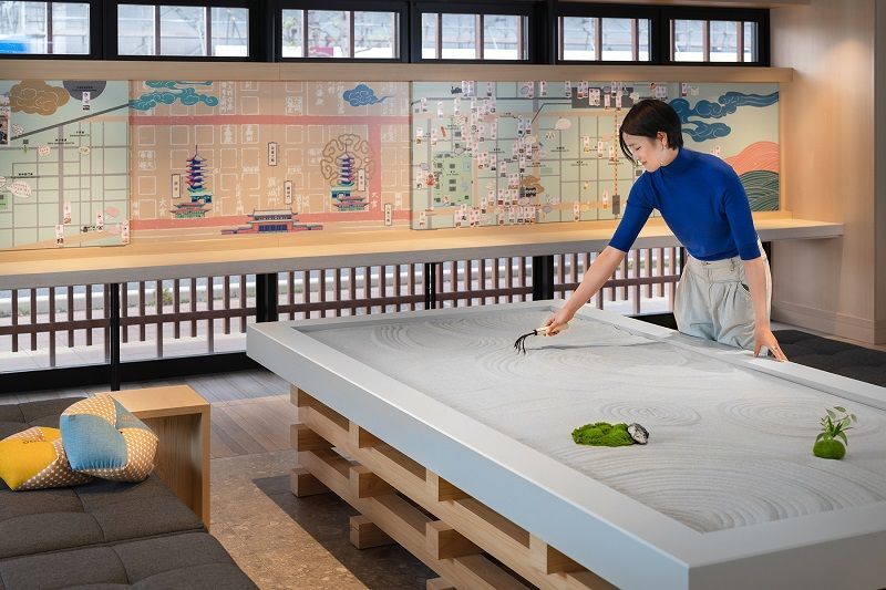 パブリックなリラックススペース「OMOベース」。「OMO3京都東寺」のOMOベースには思うままに砂絵が描ける「勝手に枯山水」コーナーが設けられている(画像提供/星野リゾート)