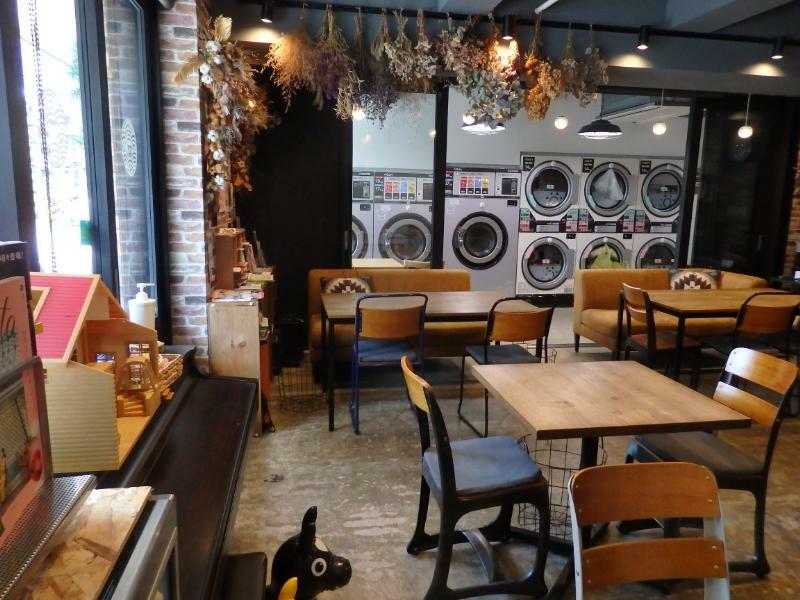 「大好きなニューヨークのブルックリンのカフェをイメージした」というおしゃれな店内。洗濯機の回転を眺めながらドリンクやフードを楽しめる（筆者撮影）