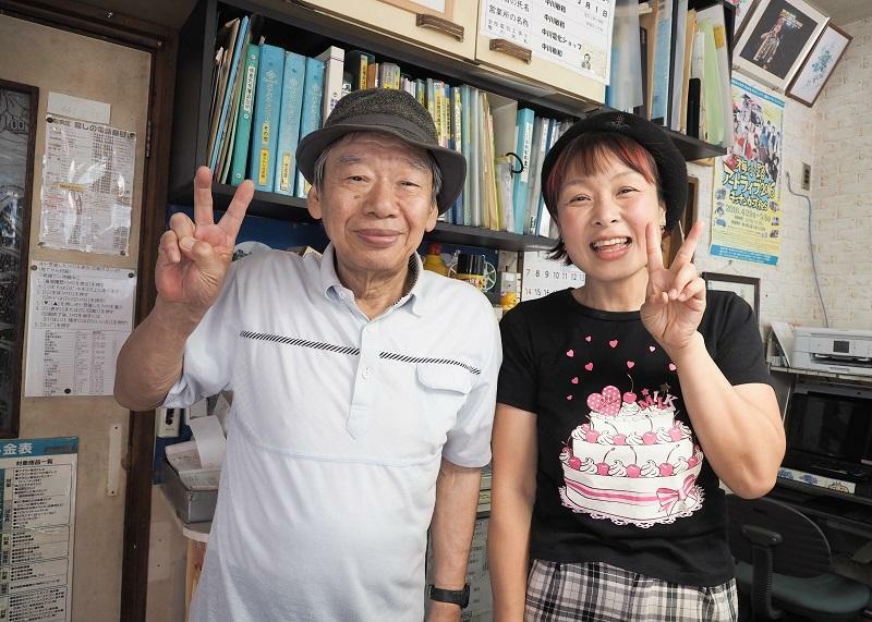 電器店の店主を引退した父の敏和さん。妻の介護をしながら娘の洋菓子店を応援している（筆者撮影）