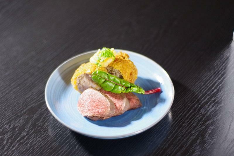 オリジナル料理「鹿肉の生姜焼きと海老芋と猪肉のコロッケ」（画像提供／松正）