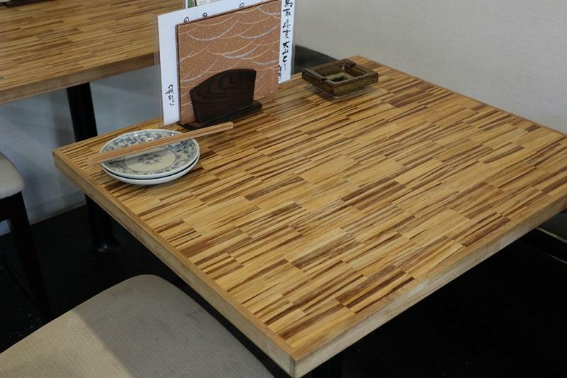 竹の割り箸でできたテーブルで、竹の割り箸を使って食事する。リサイクルの可視化と言える（画像提供／TerrUP）
