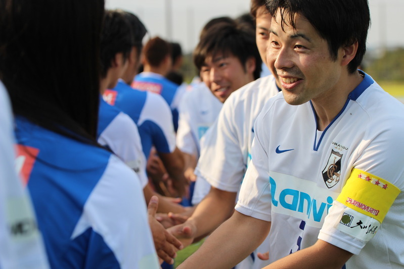 試合前「太郎FRIENDS」と握手する「浦安レジェンドOB」の選手たち