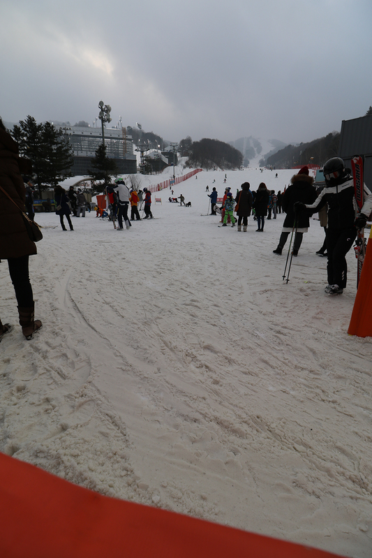 スキー会場「フェニックスリゾート」内。大会前はスノーボード、スキーの客で溢れていた