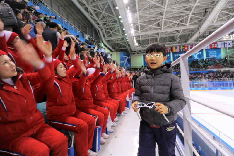 おいおいおいおいおい　衝撃！　応援中の北朝鮮応援団の前を韓国の少年が歩く。この距離感たるや！