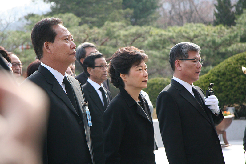 2012年12月、大統領選当選翌日に朝鮮戦争戦没者の墓地を訪れる朴槿恵前大統領