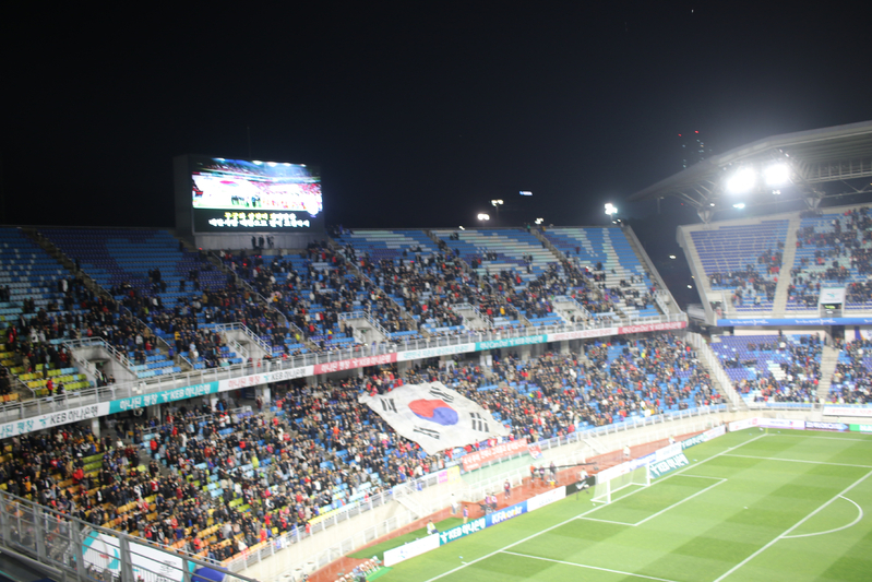 ホームスタジアムは通称「ビッグバード」と呼ばれる。韓国代表試合の開催日のホームサポーター側スタンドの様子