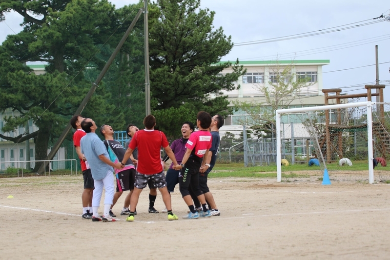 ”大人チーム”も本気で戦うべく、試合前に円陣を組んで声をだす