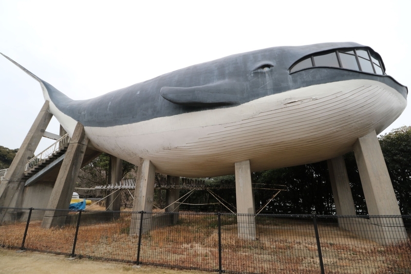 市内にはかつては水族館として使用された鯨のモニュメントも