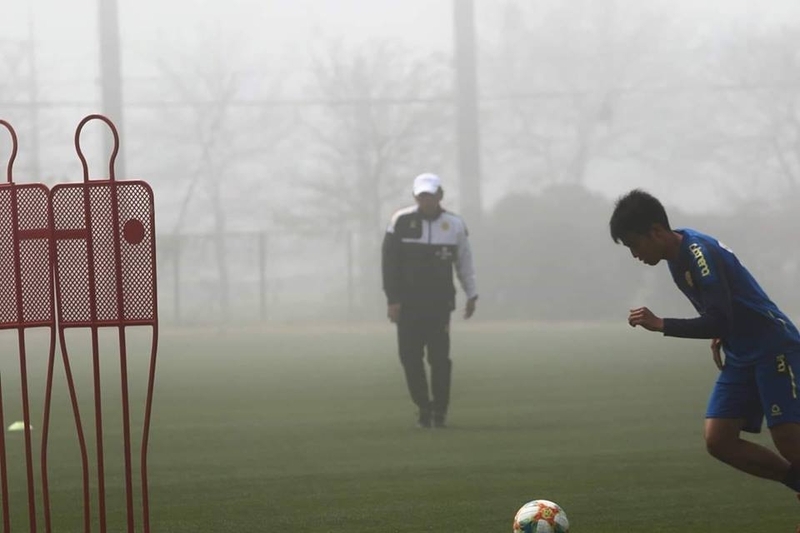 濃霧の日も、選手のトレーニングを熱心に見守る小林伸二監督。