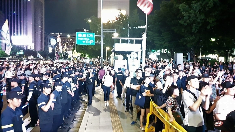 朝鮮日報本社前で、警察隊を挟んで左右の市民団体がデモ・集会を行う。これもまた現在の韓国を象徴する場面だ