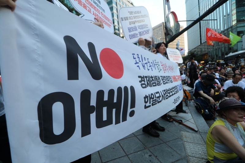 「NO　アベ」と書かれた横断幕。デモ行進前の集会会場にて