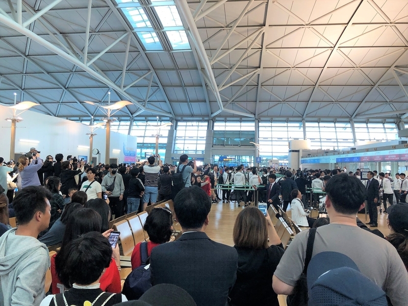 13日、中継地の北京に出発する韓国代表。多くのファンが見送りに訪れた。仁川空港にて。