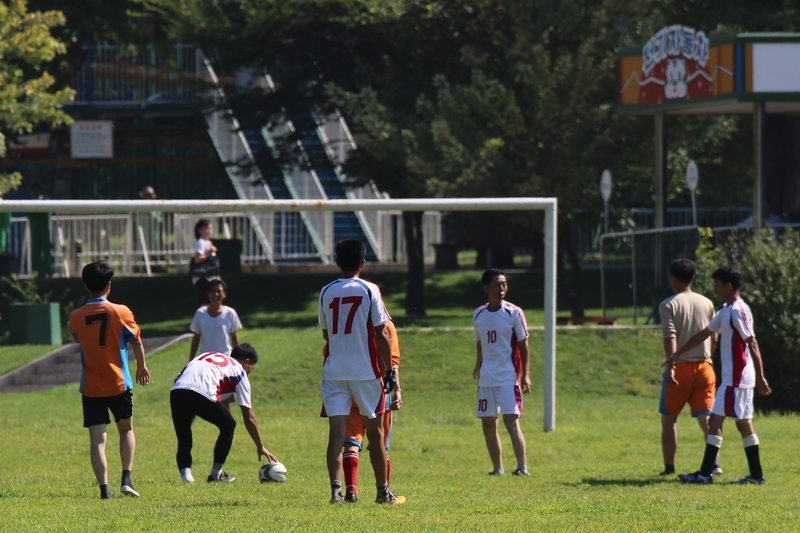 平壌市内の公園で草サッカーを楽しむ市民。サッカー熱は高い。昨年9月に筆者撮影