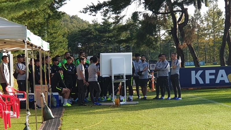 12日、ソウル郊外のトレーニングセンターで戦術を確認する韓国代表チーム。右端がパウロ・ベント監督