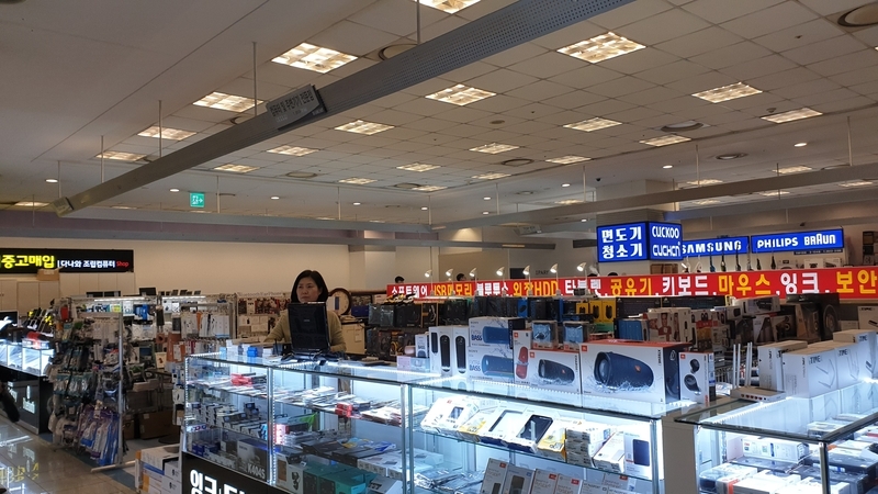 龍山駅改札からはHYUNDAI　アイパークモール2階と直結している。そのフロアのカメラ売り場の奥にあるショップ。店主の女性は「日本からのお客様もぜひ。日本語はできませんが…」と言う。