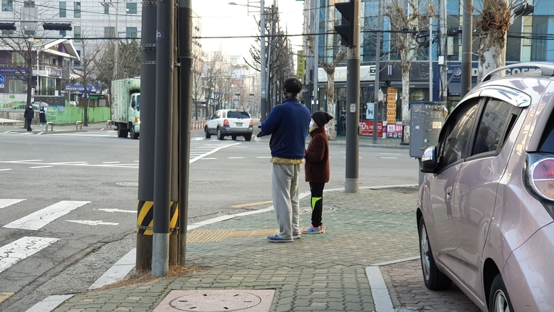 ホンデ近くの住宅街では、朝8時前に父子で散歩する姿も見かけた。4日、筆者撮影。