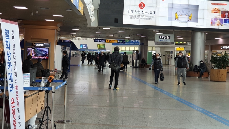 交通の要所、ソウル駅構内はガラガラ。4日昼に。本稿写真すべて筆者撮影