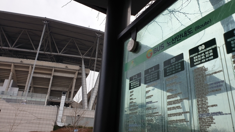 99番の「往路」のバス停。後方がスタジアム