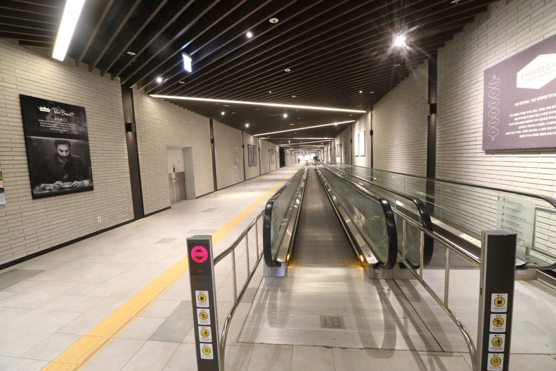 KTX東大邱駅から地下鉄東大邱駅を繋ぐ通路。巨大百貨店の”デパ地下”と直通する場所でもあるが、人の気配がまったくない