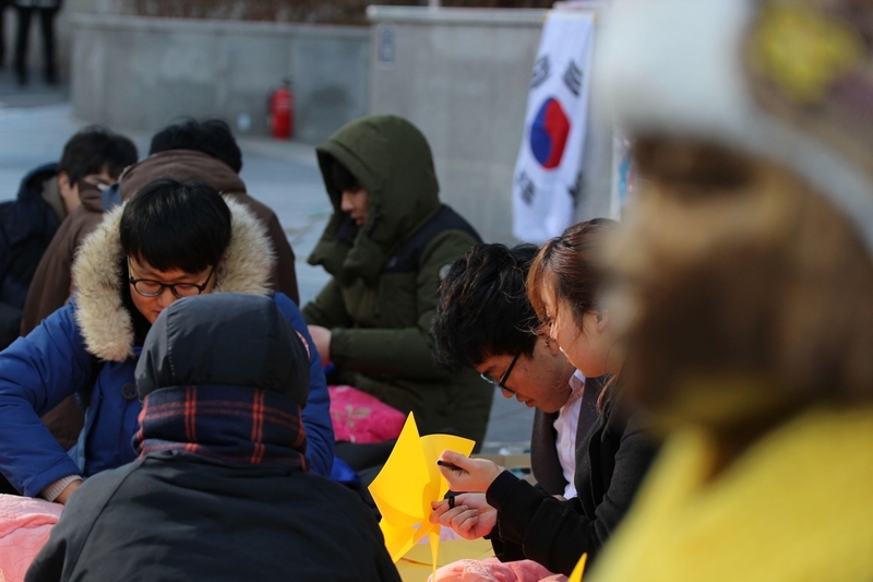 2015年の日韓合意後、抗議デモを待機する若者たち。2016年1月、ソウルにて。筆者撮影