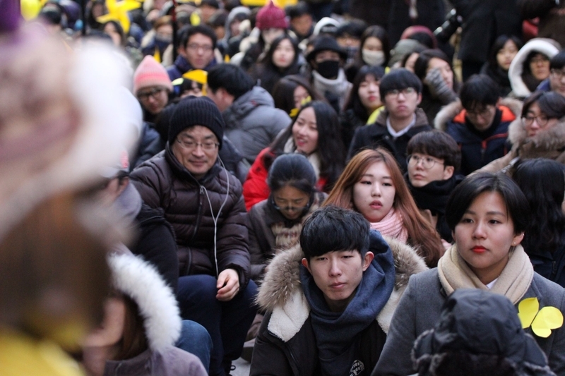 2016年1月のデモの様子。前年年末の日韓合意後、ソウル市内旧日本大使館前の少女像近くで抗議が繰り広げられた。筆者撮影