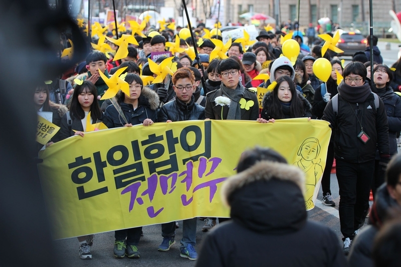 2015年の合意後の抗議デモ。ソウル市内で集会・行進が行われた。筆者撮影。