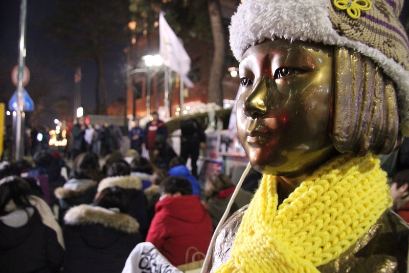 1月9日の大規模デモでは前日から少女像前に籠城する市民もいた。筆者撮影