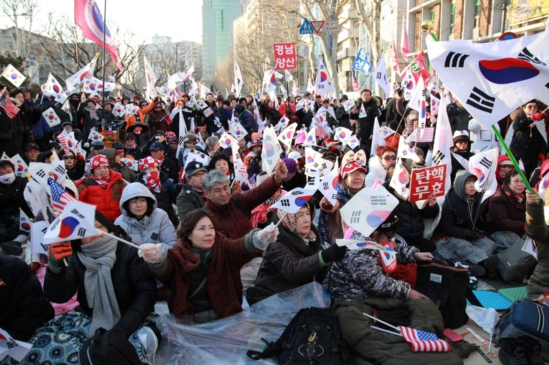 韓国では一般的に「右派・右翼のデモ参加者の年齢層は高い」というイメージもある。写真は2017年の朴槿恵前大統領弾劾裁判前のもの。筆者撮影