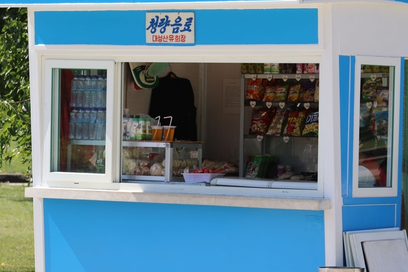 2年前の平壌市内の遊園地の売店の風景。店頭にはコーヒーは出ていない。2018年9月、筆者撮影