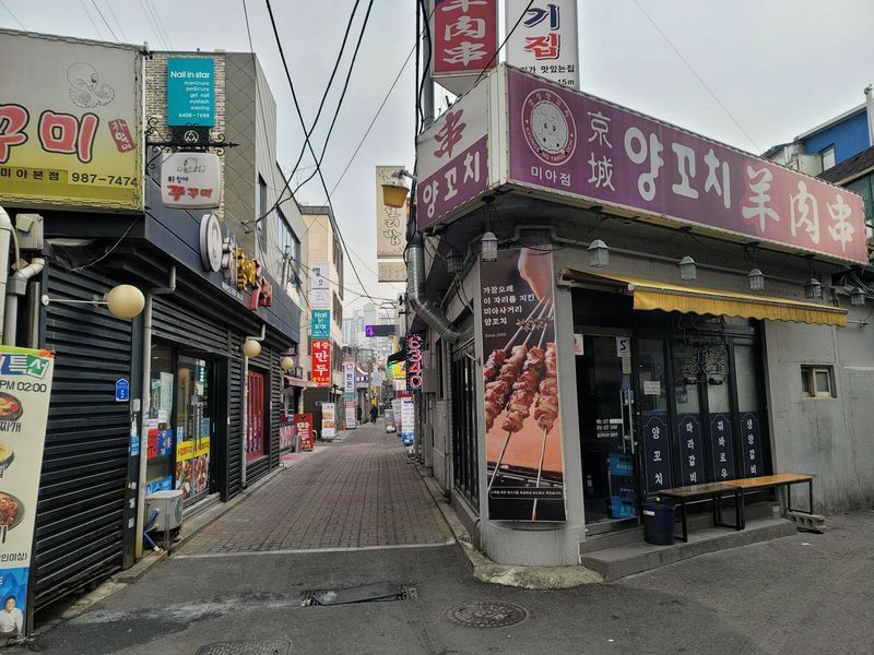 23日昼間のソウル市内城北区。食堂街周辺も人影がまばら。Kiyong-Jung 撮影