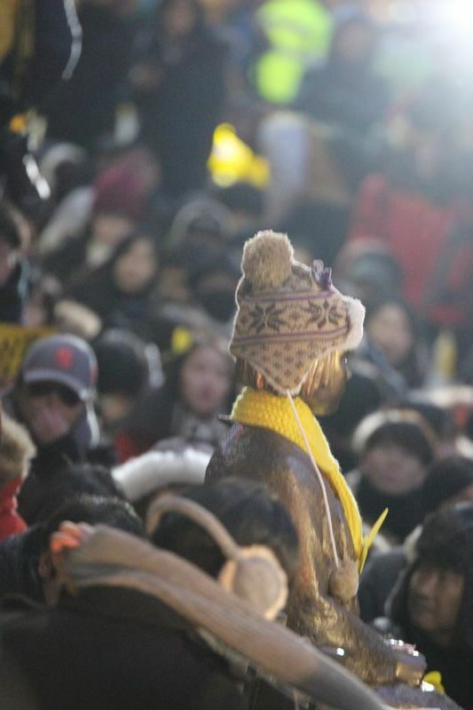 2016年1月、ソウルの少女像前でのデモの様子。前年12月に当時の安倍・朴両トップ間で「像の撤去」等が合意されたが、左派市民団体が抗議デモを展開。これが市民にも「像を守る運動」として拡がった/筆者撮影