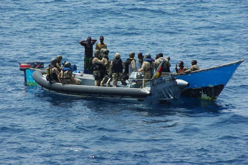 2009年ソマリア沖でNATO軍に拿捕される海賊