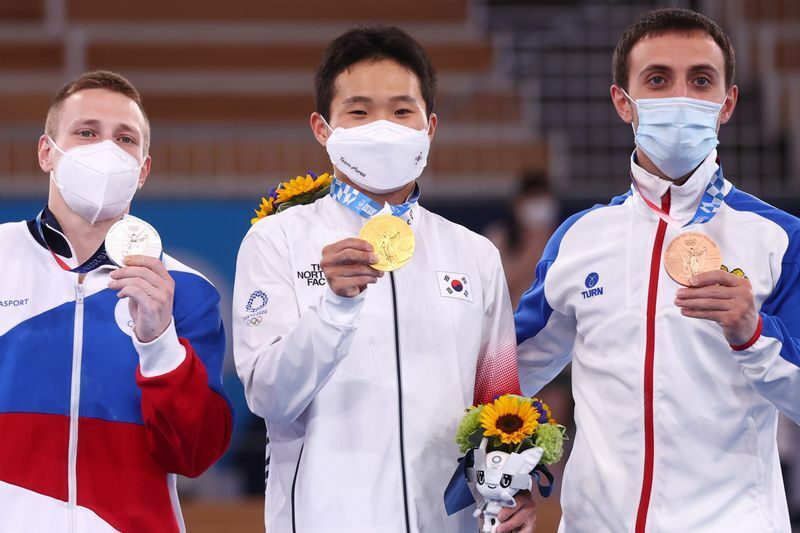 男子体操の跳馬で金メダルを獲得したシン・ジェワンにも渡された