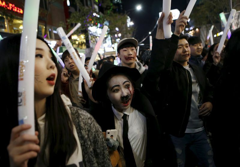 2015年のソウルでのハロウィンの様子。韓国でのそれは90年代後半に英語教室などではじまり、2010代後半から”若者が大騒ぎ”のイベントへと変わっていった