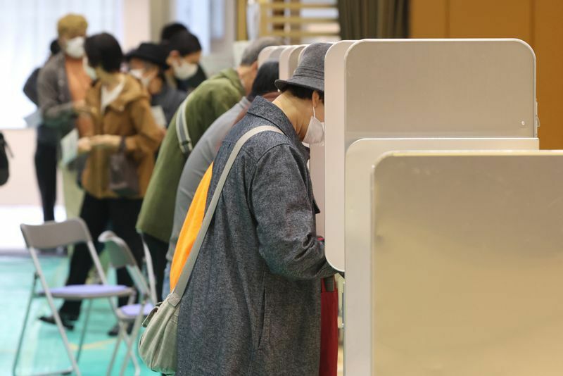 10月31日の衆院選投票所での様子