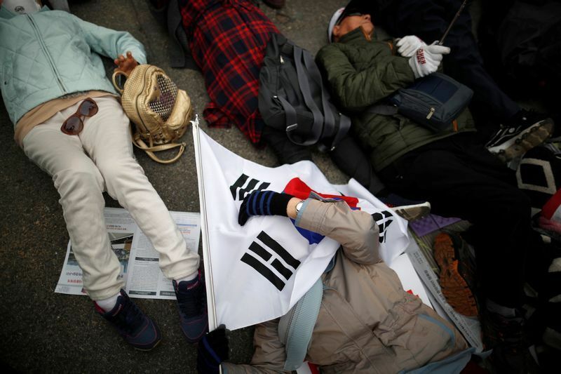 2018年4月のデモで寝そべる朴槿恵氏支持者たち