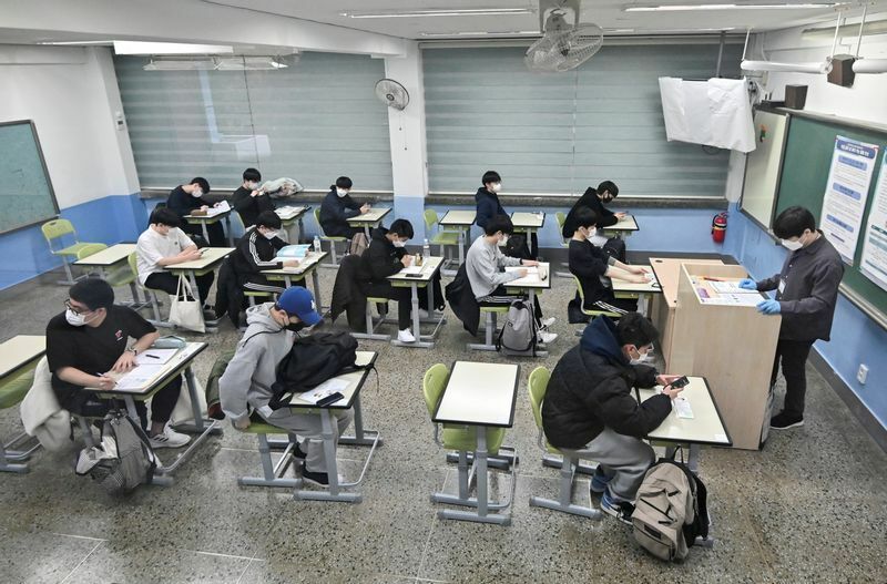 2021年の韓国の「修能」の様子。コロナ対策により一部屋に入る人数を少なくして行われた