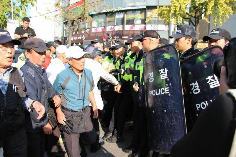 2014年10月10日、産経新聞ソウル支局のある建物に侵入しようとする「韓国右派」の反日デモ。筆者撮影