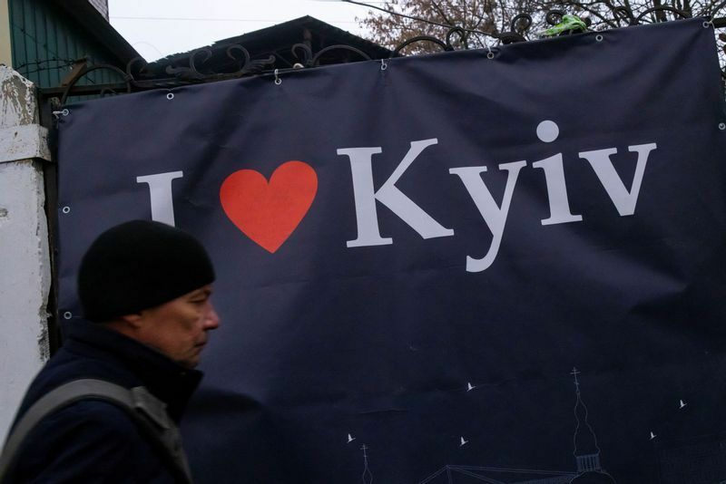 2月17日の現地の写真。英語表記の「Kyiv（キーウ）」の文字が見える