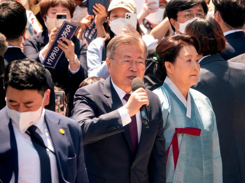 5月10日、尹錫悦大統領の就任式に出席した文前大統領。その後に