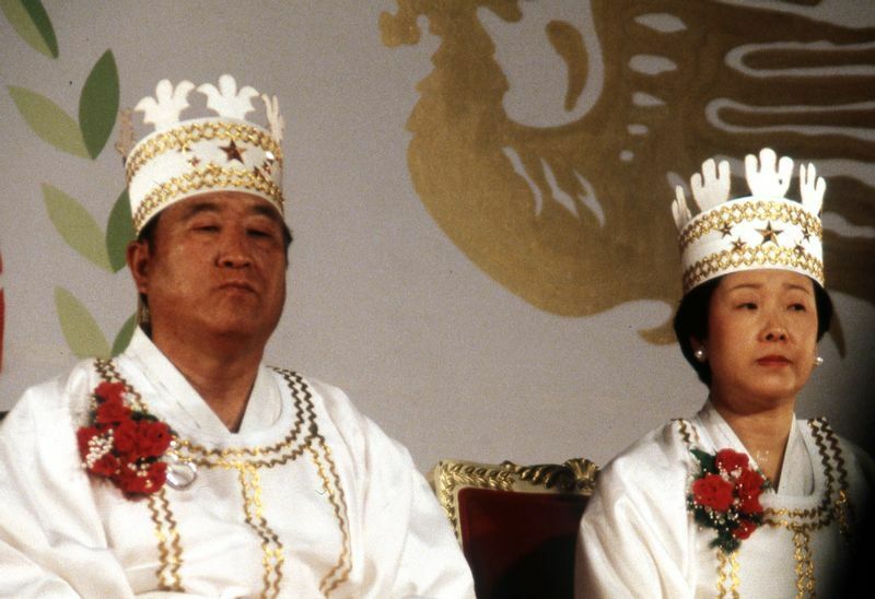 文鮮明氏と韓鶴子氏。1988年の合同結婚式にて