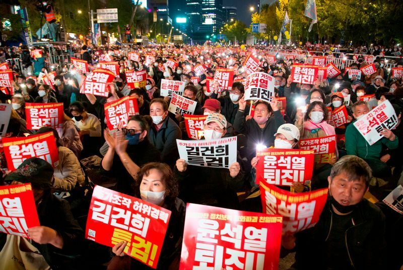 支持率の低下に苦しむ尹錫悦政権。韓国では左派による退陣要求デモが始まっている
