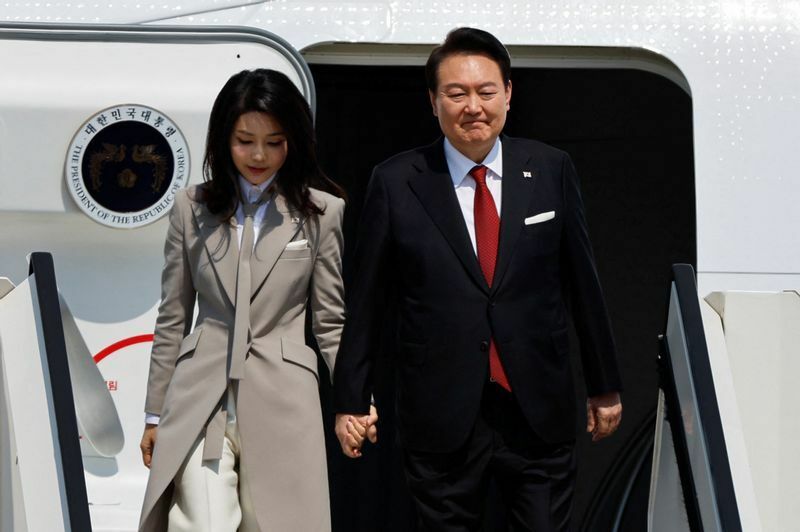 キム・ゴニ大統領夫人とともに日本に降り立った尹大統領