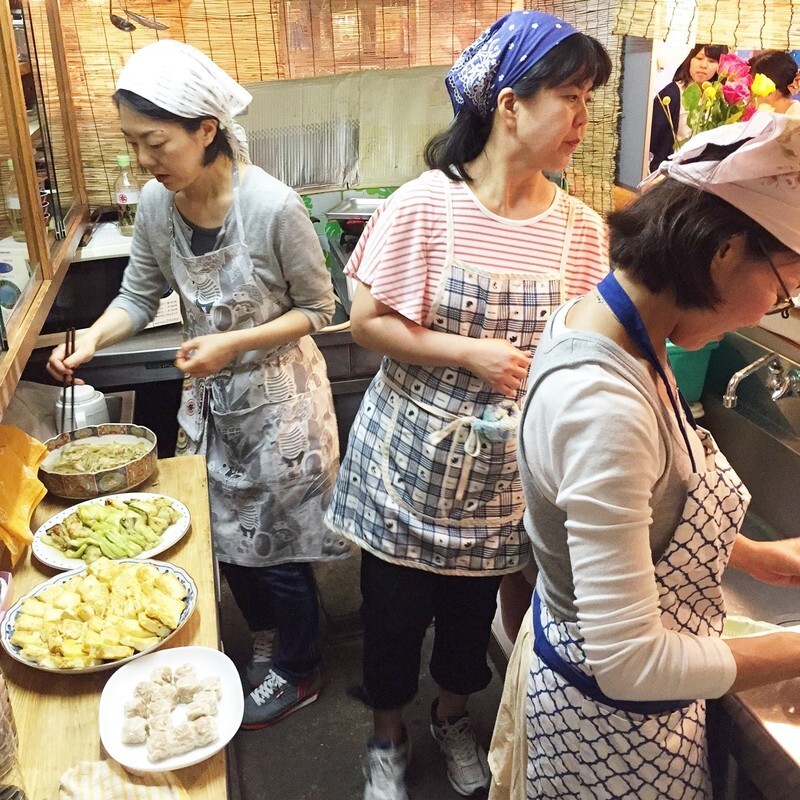 調理場もボランティアさんたちの交流の”場”だ(写真:筆者)