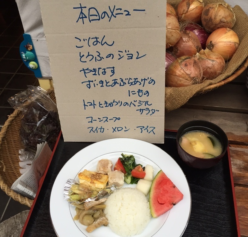 この日のごはん。差入れのアイスバーがついて、こども100円、大人500円(写真:筆者)
